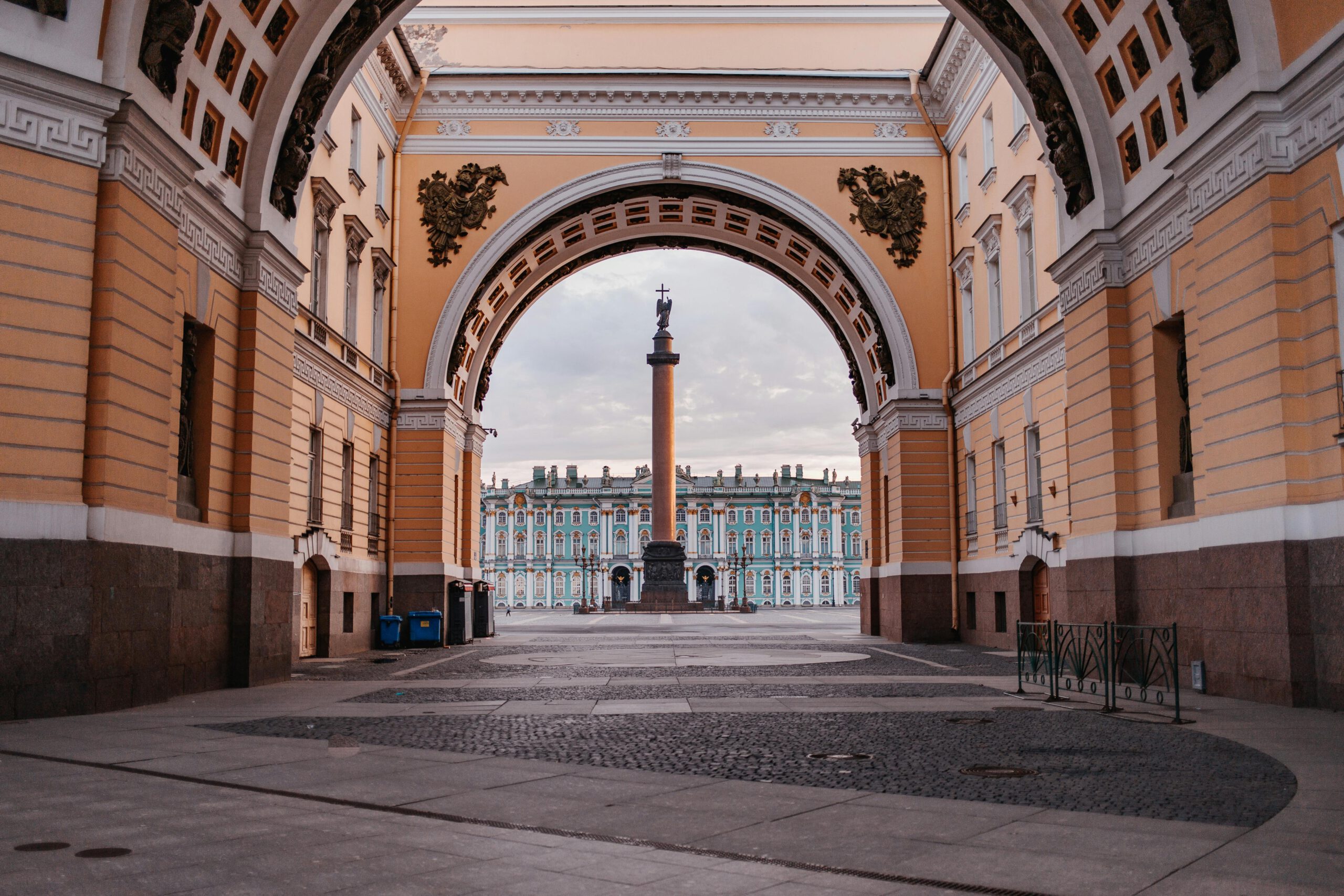 Khám Phá Cột Alexander – Biểu Tượng Lịch Sử Và Nghệ Thuật Của St. Petersburg